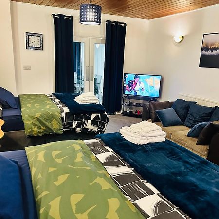 Modern 2 Bedroom Apt Derby City Bagian luar foto
