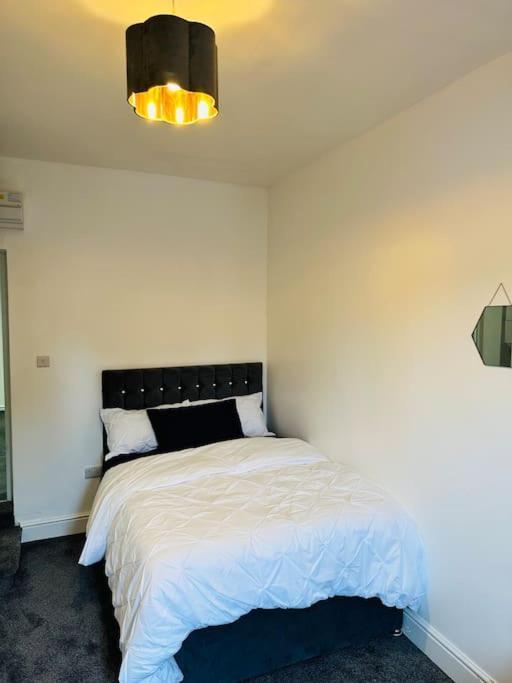 Modern 2 Bedroom Apt Derby City Bagian luar foto