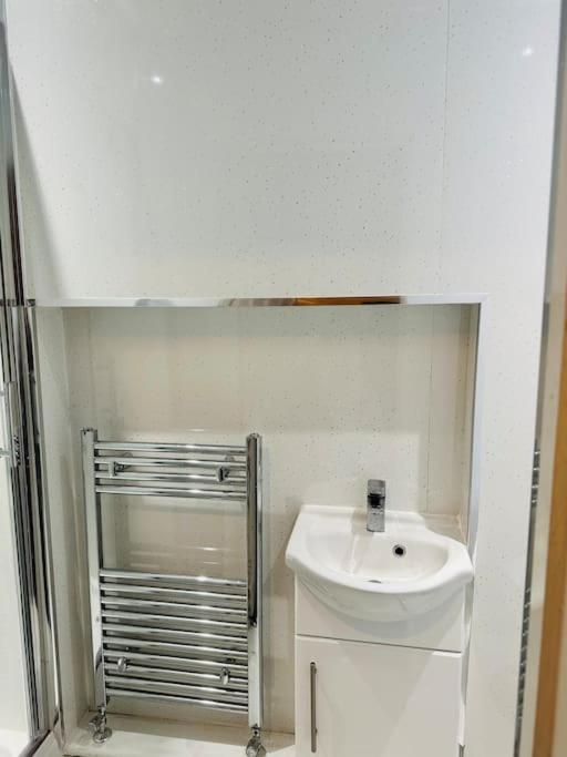 Modern 2 Bedroom Apt Derby City Bagian luar foto