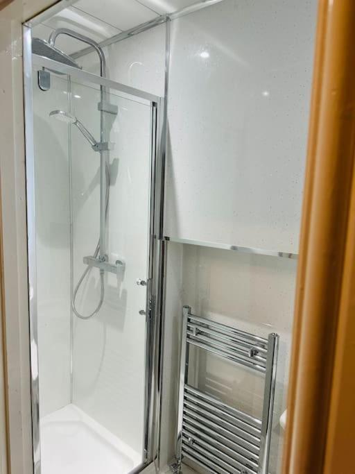 Modern 2 Bedroom Apt Derby City Bagian luar foto