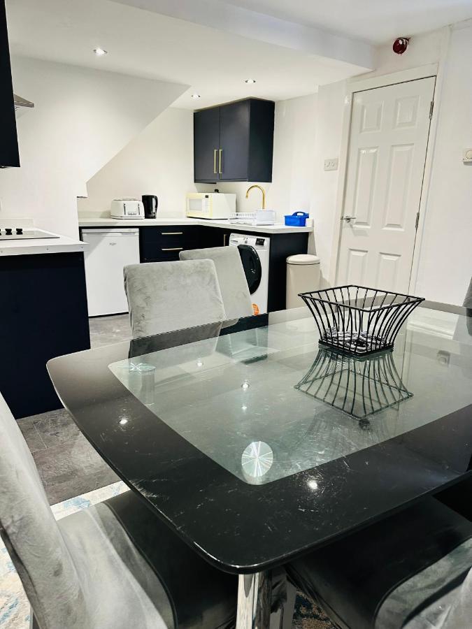Modern 2 Bedroom Apt Derby City Bagian luar foto